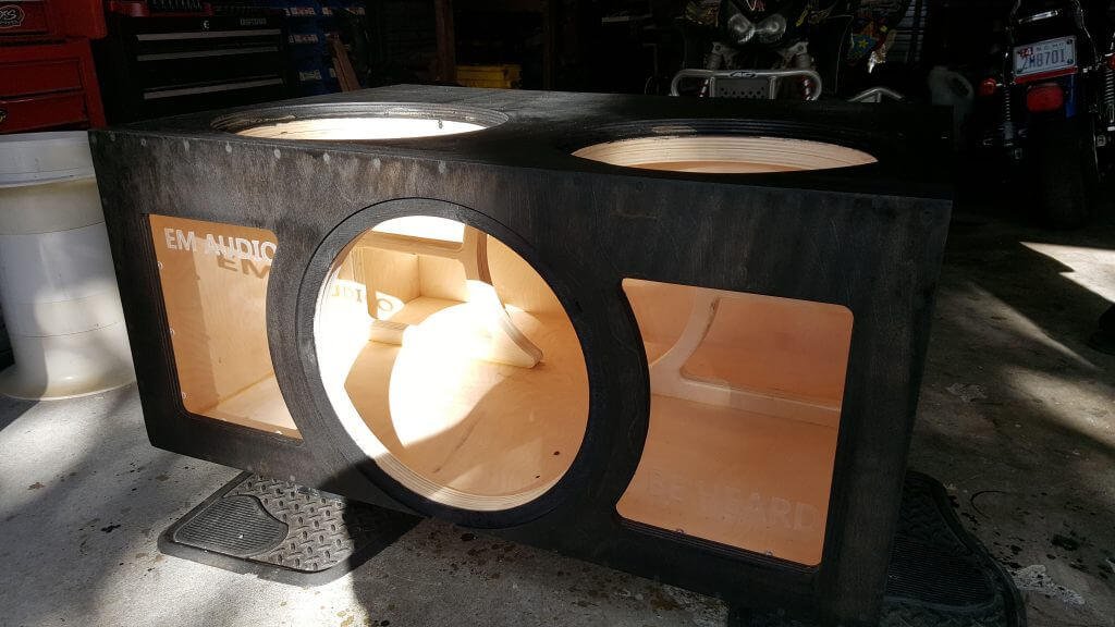 Ported subwoofer box with a large round port
